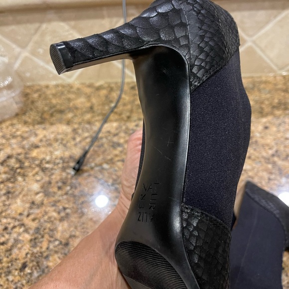 Black leather and elastic heeled shoe - Picture 13 of 15